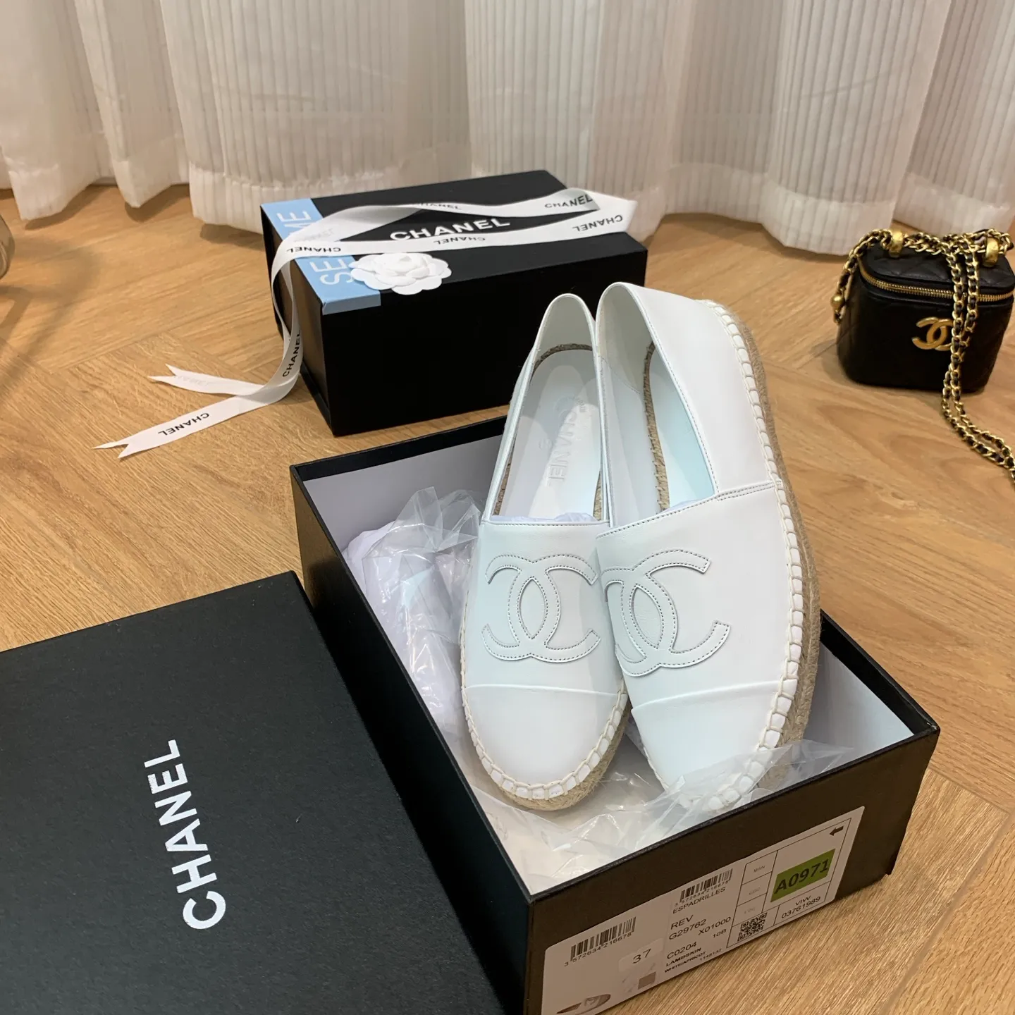 👟👟Ex-factory price 440👟👟 👑New colors are coming ✌️New version of Chanel fisherman shoes is coming❗️Delivered in a full set of top-notch packaging. The quality of my fisherman shoes has not been introduced much, everyone who has had them knows it! The original customized upper, and my outsole is the original translucent outsole, the opaque outsole is the wrong version, full set of authentic packaging ❗️ size: 35-40, running price